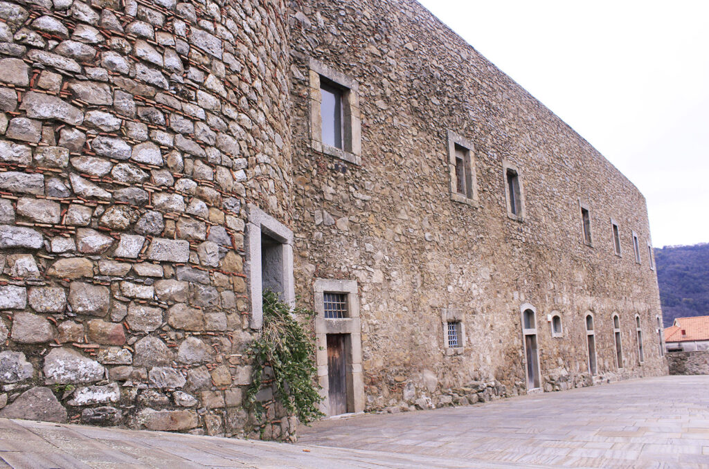 Dettaglio del lato dell'ingresso del castello